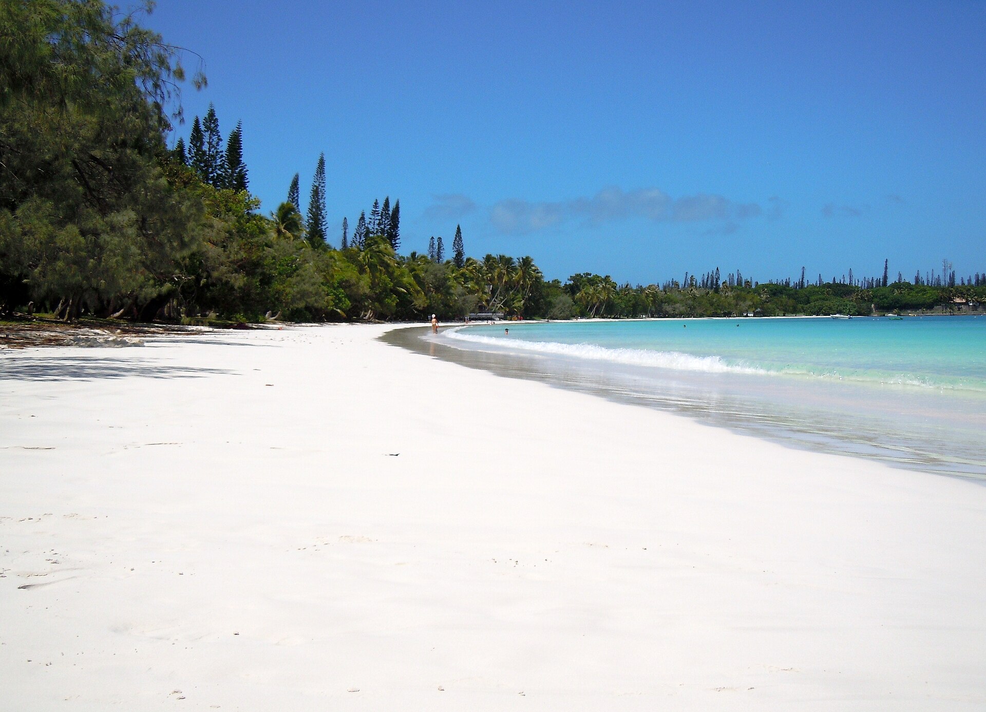 La plage de Kuto, ILE DES PINS, NOUVELLE CALEDONIE, peut valoir d'être l'une des plus belle plage du monde: couleur de la mer turquoise, sable blanc et très fin, environn