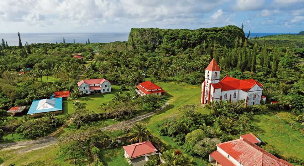 Vue de la Tribu de La Roche Maré, approche aérienne avant atterrissage à l'aérogare de La Roche. (Source.Office du Tourisme)