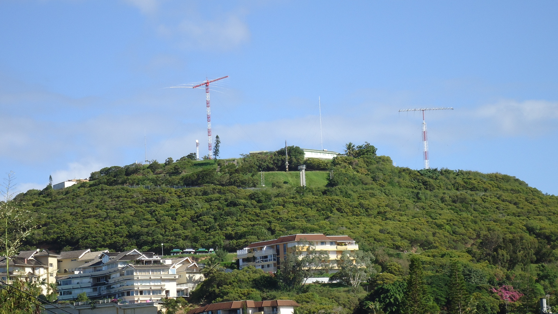 Antennes au sommet du mont du Ouen-Toro à Nouméa
