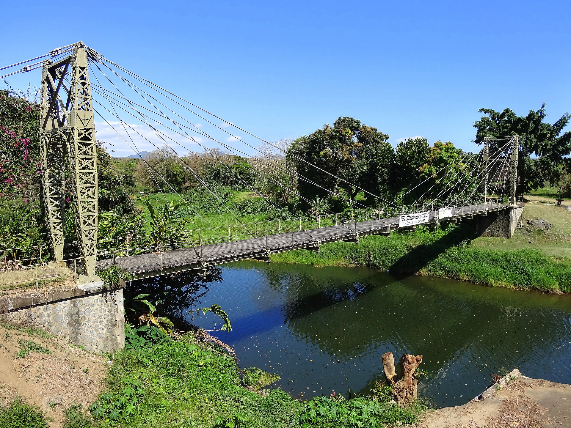 La Passerelle Marguerite in w:La Foa, New Caledonia.