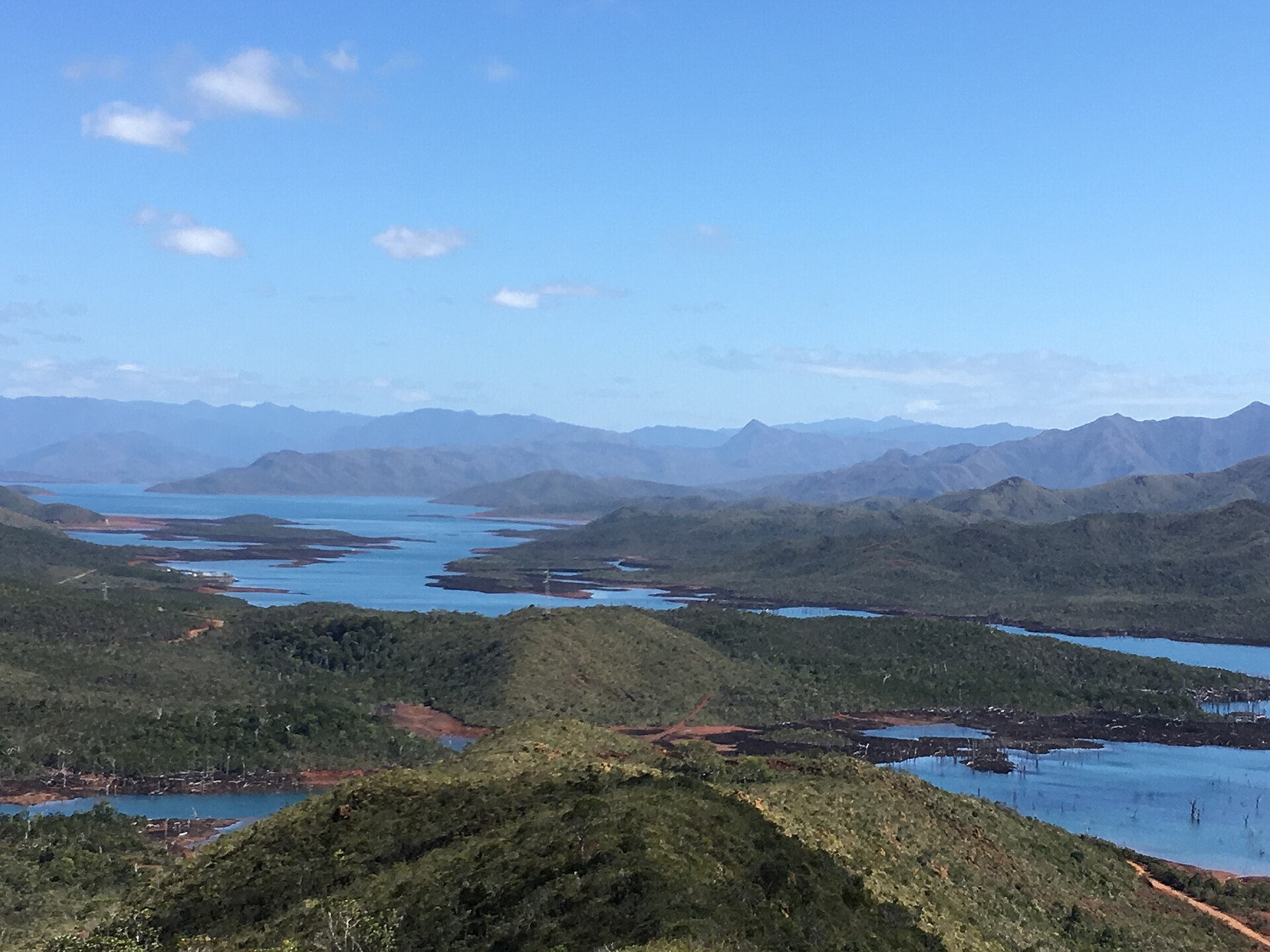Sur la route de Yaté, la côte Est de Nouvelle Calédonie très découpée avant d'arriver sur Yaté
